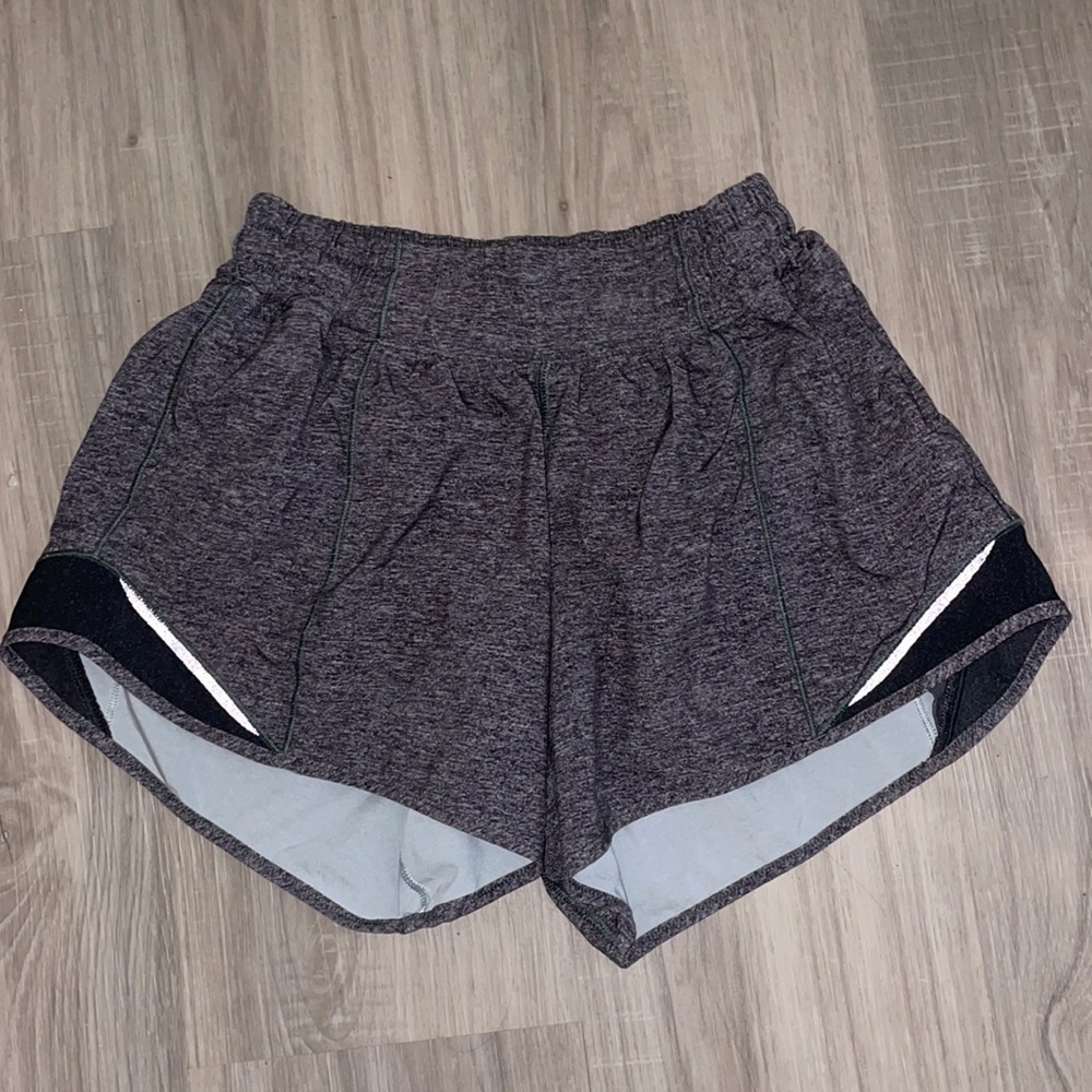 Lululemon 4” sz 4 Hotty Hot Short